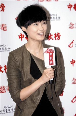 李宇春气场强大粉丝直呼:再不爱你我们就老了
