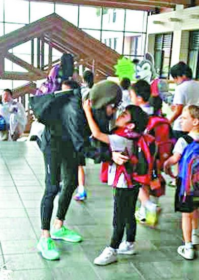 张柏芝接儿子Lucas放学见面拥抱显温馨(图)