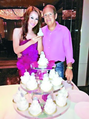 李玟夫妇高调庆结婚周年紧抱一起甜蜜合照(图)
