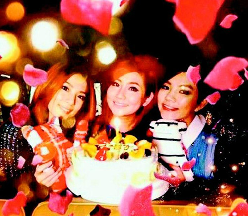 Selina庆31岁生日与Ella、Hebe合影甜笑(图)