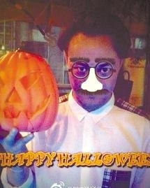 陈奕迅晒万圣节搞怪照顶夸张白鼻子拿恐怖南瓜
