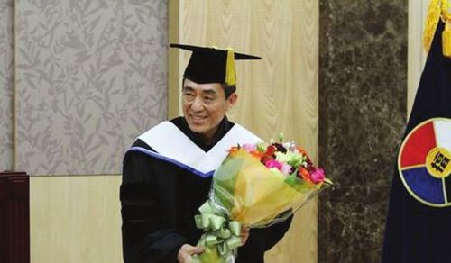 张艺谋在韩获博士学位穿学士服重温学生时代(图)