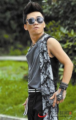 王宝强机器人造型曝光或疯癫混搭或西服革履(图)