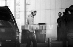 谢霆锋术后现身消瘦不少父亲谢贤一路陪伴(图)