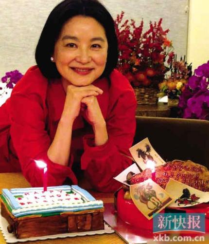 林青霞穿红衣庆58岁生日晒蛋糕:女儿的心意(图)