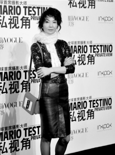 张曼玉黑衣配白围巾素雅发型依然凌乱不羁(图)