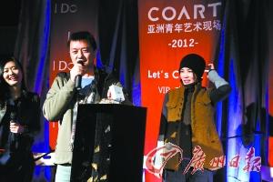 李亚鹏送爱妻3克拉钻戒王菲害羞直挠头(图)
