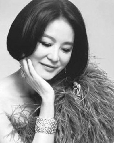 昔日美女华丽归来:林青霞拍封面张曼玉玩音乐