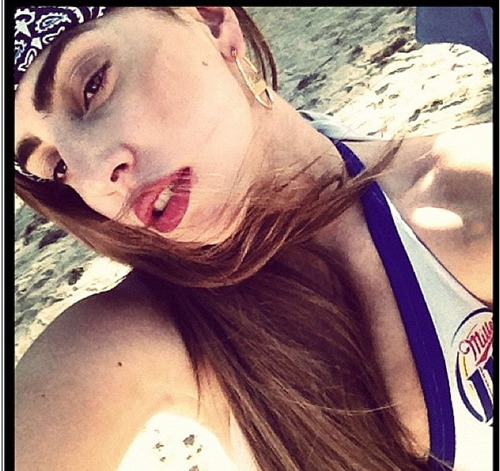 ladygaga海边度假穿比基尼玩自拍图