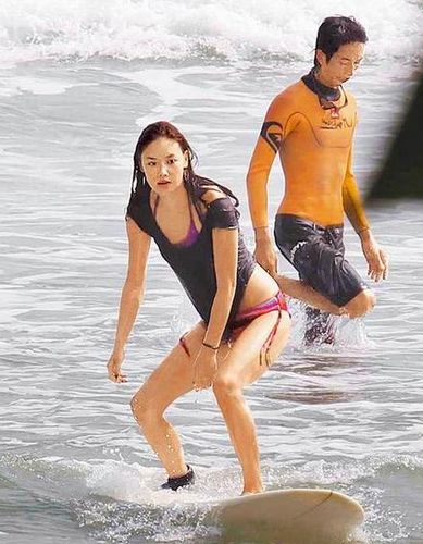 乐基儿穿比基尼冲浪动作专业豪放(图)