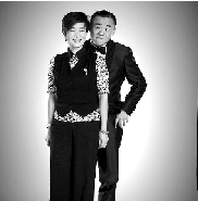 周立波晒与老婆亲热照搞怪自称脱靶的“鸡眼”(图)