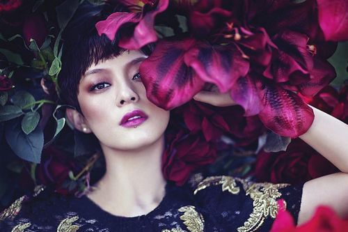 孙俪置身花团似“花仙子”肌肤娇嫩眼神魅惑(图)