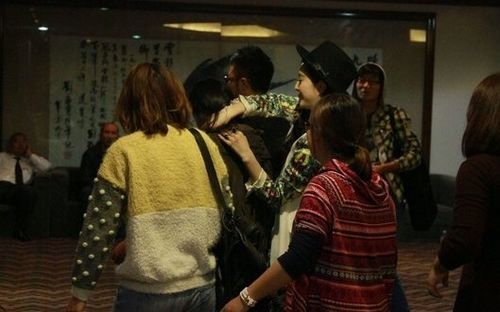 范冰冰现身撅嘴卖萌与友人一路打闹亲密搂抱(图)(4)