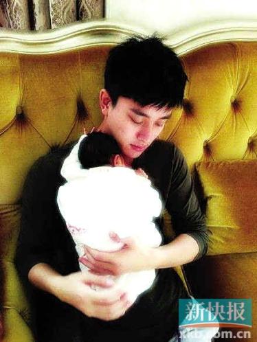 贾乃亮抱爱女不忘秀恩爱感叹李小璐当妈辛苦(图)