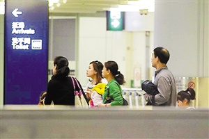 郭晶晶娘家人带特产赴港霍家派专人接送至豪宅