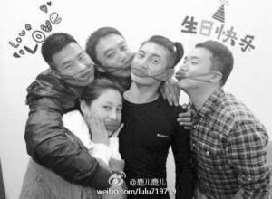 吴奇隆为友人庆生戴红色香肠嘴口罩搞笑(图)
