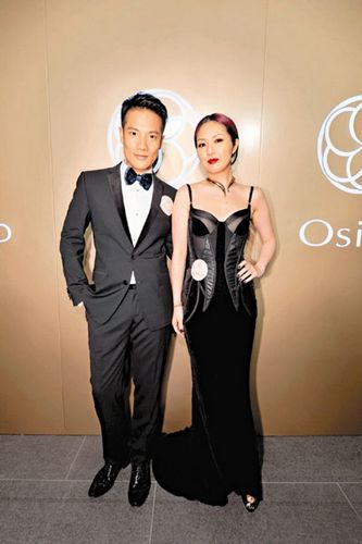 杨千嬅低胸裙秀傲人上围调侃:儿子“送”我事业线