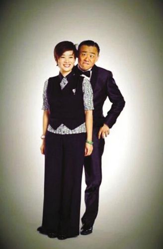周立波搞怪做“斗鸡眼”表情爱妻娇羞甜笑(图)