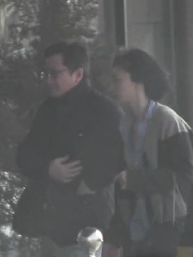 周迅最新恋情疑曝光不惧素颜挽中年男子回家(图)