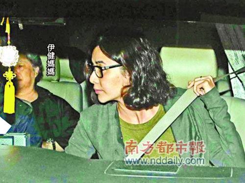 蒙嘉慧左手中指戴戒指称明年才与郑伊健结婚(图)
