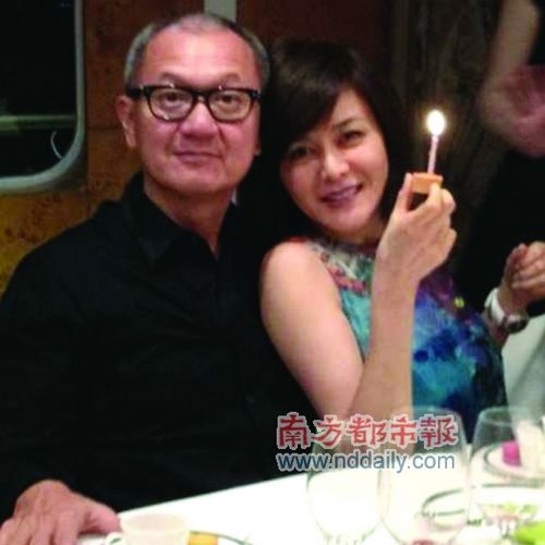 关之琳小鸟依人紧挨富商密友曾同喝一杯饮料(图)