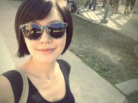 小S晒纯美自拍照戴花边墨镜素颜短发显清纯(图)
