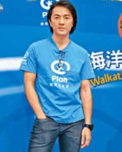 郑伊健未戴戒指现身被贺“新婚快乐”开心答应(图)