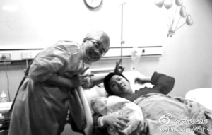 �и���������Ц��ǰ�������¸���С����Ц��