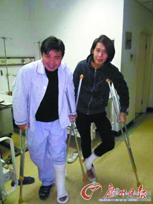 水木年华主唱踢球韧带断裂医院拄拐照曝光(图)