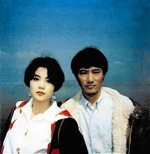 王菲出道旧照曝光脸庞青涩稚嫩望镜头微笑(图)