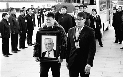 众星送别李默然干儿子李金斗“难受”不愿多说话
