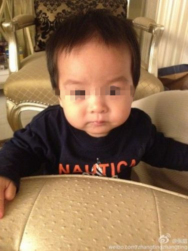 张庭晒儿子肉嘟嘟近照小正太眼睛圆圆颇帅气(图)