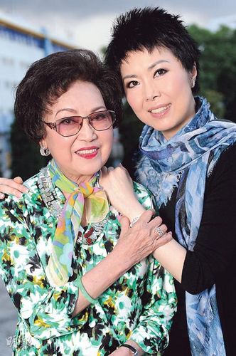 香港女星李香琴坐轮椅接受治疗 获5人服侍(组图)(7)