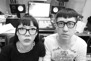 庾澄庆吴莫愁录音棚合影留齐刘海呆萌看镜头(图)