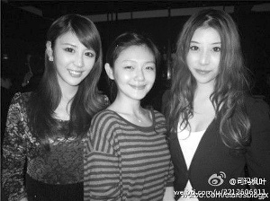 大S素颜与浓妆美女合影无明星光彩网友赞率真