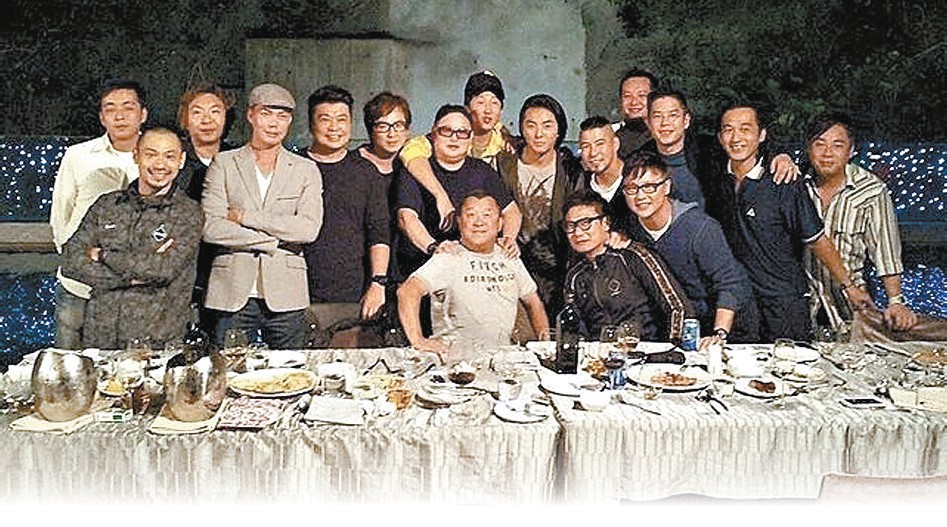 郑伊健当钱嘉乐伴郎欲躲在好友身后接新娘(图)