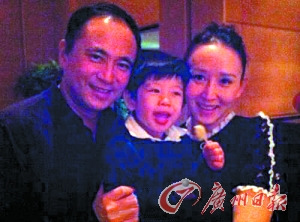 胡静秀一家三口幸福合影感谢家人、朋友陪伴(图)