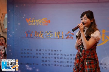 金莎学生装可爱强吻小朋友大方送唇印娃娃