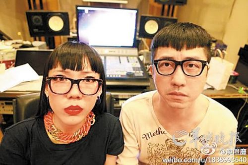 庾澄庆吴莫愁同戴黑框眼镜发呆网友赞“好萌”(图)