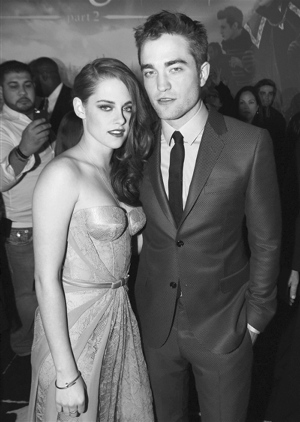 暮光男女“合体”秀恩爱不时耳语力证成功复合