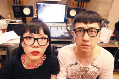 庾澄庆晒与吴莫愁呆萌合照网友:纯洁的师生恋