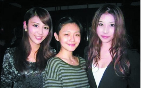 大S素颜与浓妆模特合影网友:有邻家女感觉(图)