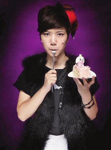 李霄云喜气大片曝光嘴咬叉子脸被抹满奶油(图)