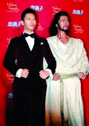 黄晓明为蜡像8小时没敢进食调侃自己蜡像是兄弟