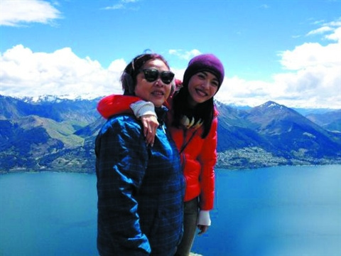 姚晨与母亲新西兰登山搞笑问其“你幸福吗”（图）