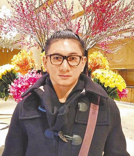 吴奇隆晒头上插花照网友调侃:是在求姻缘吗(图)