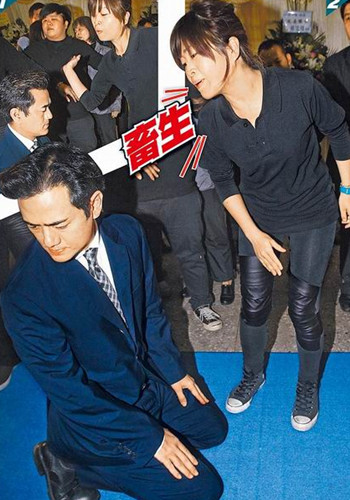 陈俊生现身女友告别式引发冲突挨巴掌下跪道歉
