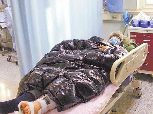 黄晓明摔伤胡海泉配“哀悼蜡烛”网友怒:他还没死
