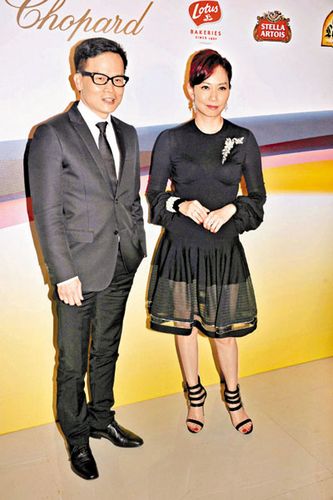 邝美云与富商男友合照谈结婚害羞甜笑(图)
