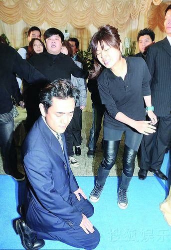 陈俊生悼念女友遭掌掴疑曾让女友带劈腿对象堕胎